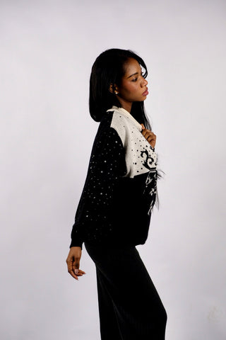 80s Pullover aus Wollmischung mit schönem Barock/Boho Muster in Schwarz und Cremeweiß, made in Austria – wir empfehlen den Pullover einer heutigen S bis M