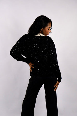 80s Pullover aus Wollmischung mit schönem Barock/Boho Muster in Schwarz und Cremeweiß, made in Austria – wir empfehlen den Pullover einer heutigen S bis M