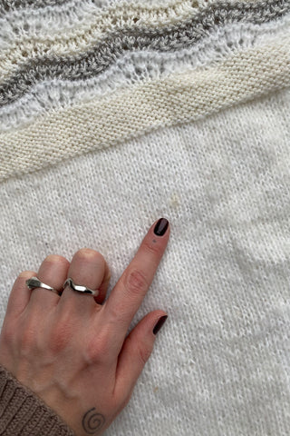 Atemberaubender Handmade 80s Pullover mit U-Boot-Kragen, tollem Wellen-/Lochstrickmuster mit dezenten Glitzerfäden sowie ausgeprägten Ballonärmeln – ca. von einer XS bis M je nach gewünschter Passform tragbar und ein absolutes Highlight