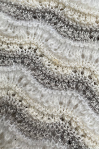 Atemberaubender Handmade 80s Pullover mit U-Boot-Kragen, tollem Wellen-/Lochstrickmuster mit dezenten Glitzerfäden sowie ausgeprägten Ballonärmeln – ca. von einer XS bis M je nach gewünschter Passform tragbar und ein absolutes Highlight