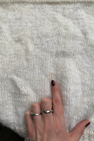 Atemberaubender Handmade 80s Pullover mit U-Boot-Kragen, tollem Wellen-/Lochstrickmuster mit dezenten Glitzerfäden sowie ausgeprägten Ballonärmeln – ca. von einer XS bis M je nach gewünschter Passform tragbar und ein absolutes Highlight