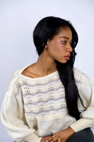 Atemberaubender Handmade 80s Pullover mit U-Boot-Kragen, tollem Wellen-/Lochstrickmuster mit dezenten Glitzerfäden sowie ausgeprägten Ballonärmeln – ca. von einer XS bis M je nach gewünschter Passform tragbar und ein absolutes Highlight