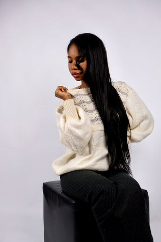 Atemberaubender Handmade 80s Pullover mit U-Boot-Kragen, tollem Wellen-/Lochstrickmuster mit dezenten Glitzerfäden sowie ausgeprägten Ballonärmeln – ca. von einer XS bis M je nach gewünschter Passform tragbar und ein absolutes Highlight