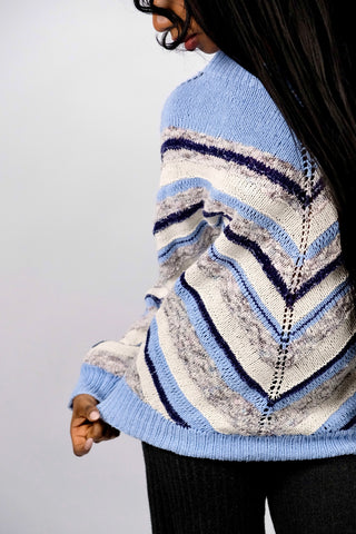 Handmade 80s/90s Pullover mit tollem Streifen-Strickmuster in Blautönen, Creme und Grau – entspricht ca. einer S