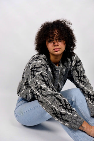 Grau melierter 80s/90s Pullover made in UK mit Rundhalskragen und Crazy Pattern in Schwarz und Weiß – Größe M und unisex tragbar