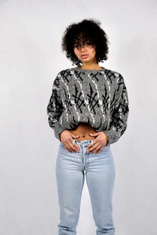 Grau melierter 80s/90s Pullover made in UK mit Rundhalskragen und Crazy Pattern in Schwarz und Weiß – Größe M und unisex tragbar