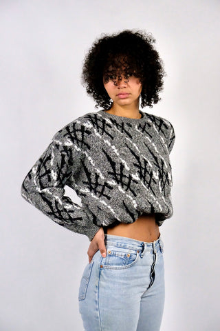 Grau melierter 80s/90s Pullover made in UK mit Rundhalskragen und Crazy Pattern in Schwarz und Weiß – Größe M und unisex tragbar
