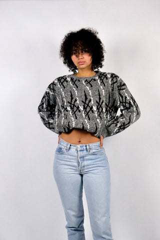 Grau melierter 80s/90s Pullover made in UK mit Rundhalskragen und Crazy Pattern in Schwarz und Weiß – Größe M und unisex tragbar
