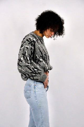 Grau melierter 80s/90s Pullover made in UK mit Rundhalskragen und Crazy Pattern in Schwarz und Weiß – Größe M und unisex tragbar