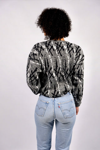 Grau melierter 80s/90s Pullover made in UK mit Rundhalskragen und Crazy Pattern in Schwarz und Weiß – Größe M und unisex tragbar