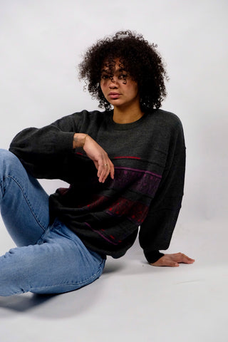 Dunkelgrauer 90s Pullover aus Wollmischung mit Rundhalskragen und schönem Strickmuster in Rot und Lila – entspricht einer L/XL und unisex tragbar