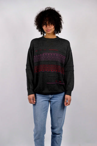 Dunkelgrauer 90s Pullover aus Wollmischung mit Rundhalskragen und schönem Strickmuster in Rot und Lila – entspricht einer L/XL und unisex tragbar