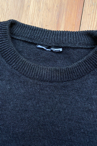 Dunkelgrauer 90s Pullover aus Wollmischung mit Rundhalskragen und schönem Strickmuster in Rot und Lila – entspricht einer L/XL und unisex tragbar