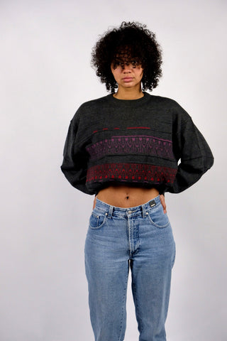 Dunkelgrauer 90s Pullover aus Wollmischung mit Rundhalskragen und schönem Strickmuster in Rot und Lila – entspricht einer L/XL und unisex tragbar