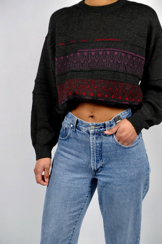 Dunkelgrauer 90s Pullover aus Wollmischung mit Rundhalskragen und schönem Strickmuster in Rot und Lila – entspricht einer L/XL und unisex tragbar