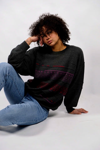 Dunkelgrauer 90s Pullover aus Wollmischung mit Rundhalskragen und schönem Strickmuster in Rot und Lila – entspricht einer L/XL und unisex tragbar