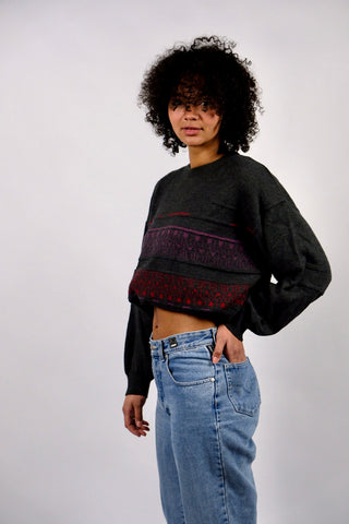 Dunkelgrauer 90s Pullover aus Wollmischung mit Rundhalskragen und schönem Strickmuster in Rot und Lila – entspricht einer L/XL und unisex tragbar