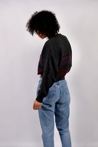 Dunkelgrauer 90s Pullover aus Wollmischung mit Rundhalskragen und schönem Strickmuster in Rot und Lila – entspricht einer L/XL und unisex tragbar