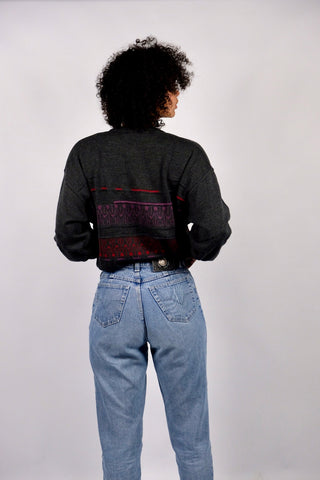 Dunkelgrauer 90s Pullover aus Wollmischung mit Rundhalskragen und schönem Strickmuster in Rot und Lila – entspricht einer L/XL und unisex tragbar