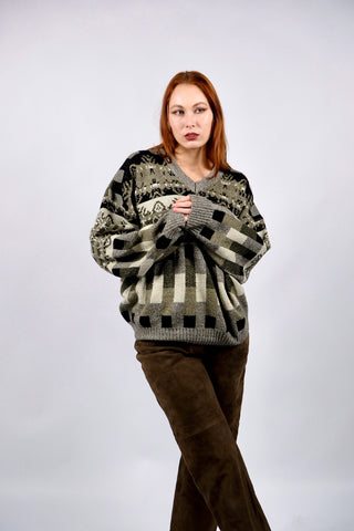 80s/90s Pullover mit V-Kragen und tollem Boho Muster in Graubraun, Schwarz, Oliv und Creme – wir empfehlen den Pullover einer L