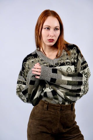 80s/90s Pullover mit V-Kragen und tollem Boho Muster in Graubraun, Schwarz, Oliv und Creme – wir empfehlen den Pullover einer L