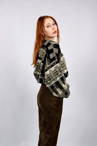 80s/90s Pullover mit V-Kragen und tollem Boho Muster in Graubraun, Schwarz, Oliv und Creme – wir empfehlen den Pullover einer L