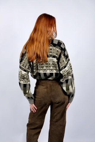 80s/90s Pullover mit V-Kragen und tollem Boho Muster in Graubraun, Schwarz, Oliv und Creme – wir empfehlen den Pullover einer L