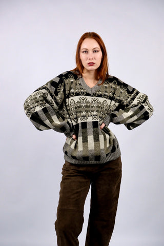 80s/90s Pullover mit V-Kragen und tollem Boho Muster in Graubraun, Schwarz, Oliv und Creme – wir empfehlen den Pullover einer L