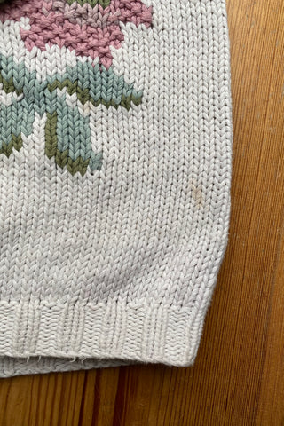 Weißer 80s Pullover aus reiner Baumwolle mit tollem Blumen-Strickmuster in (Pastell)rosa, Altrosa, Mauve, Mint, (Oliv)grün und Flieder – für einen lockeren Look empfehlen wir den Pullover einer heutigen S/M – ein absolutes Highlight