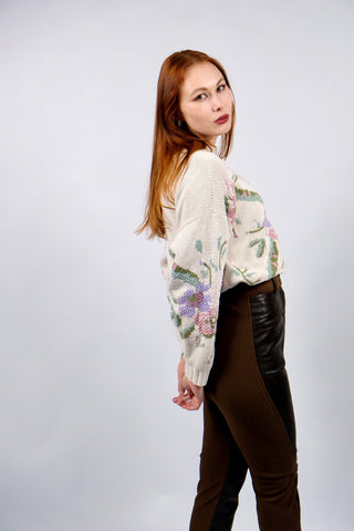 Weißer 80s Pullover aus reiner Baumwolle mit tollem Blumen-Strickmuster in (Pastell)rosa, Altrosa, Mauve, Mint, (Oliv)grün und Flieder – für einen lockeren Look empfehlen wir den Pullover einer heutigen S/M – ein absolutes Highlight