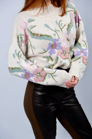 Weißer 80s Pullover aus reiner Baumwolle mit tollem Blumen-Strickmuster in (Pastell)rosa, Altrosa, Mauve, Mint, (Oliv)grün und Flieder – für einen lockeren Look empfehlen wir den Pullover einer heutigen S/M – ein absolutes Highlight