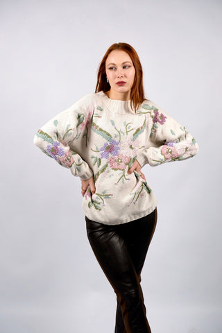 Weißer 80s Pullover aus reiner Baumwolle mit tollem Blumen-Strickmuster in (Pastell)rosa, Altrosa, Mauve, Mint, (Oliv)grün und Flieder – für einen lockeren Look empfehlen wir den Pullover einer heutigen S/M – ein absolutes Highlight