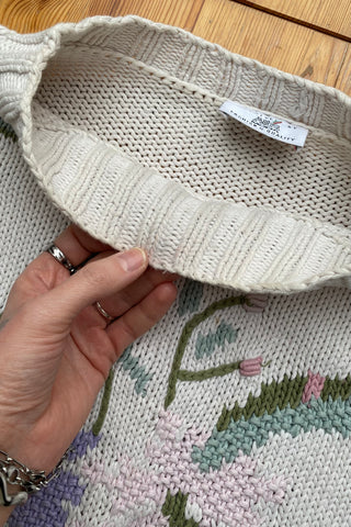 Weißer 80s Pullover aus reiner Baumwolle mit tollem Blumen-Strickmuster in (Pastell)rosa, Altrosa, Mauve, Mint, (Oliv)grün und Flieder – für einen lockeren Look empfehlen wir den Pullover einer heutigen S/M – ein absolutes Highlight