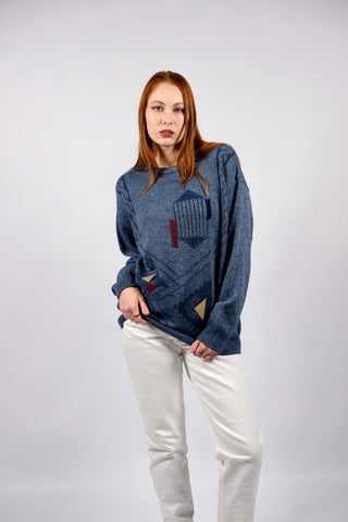 Blau melierter 90s Pullover mit Wollanteil, lockerer Schnitt mit Rundhalskragen und geometrischem Muster – unisex tragbar: Herrengröße S/M, für Damen empfehlen wir den Pullover einer M bis L je nach gewünschter Passform (bitte Maße beachten)