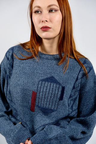 Blau melierter 90s Pullover mit Wollanteil, lockerer Schnitt mit Rundhalskragen und geometrischem Muster – unisex tragbar: Herrengröße S/M, für Damen empfehlen wir den Pullover einer M bis L je nach gewünschter Passform (bitte Maße beachten)