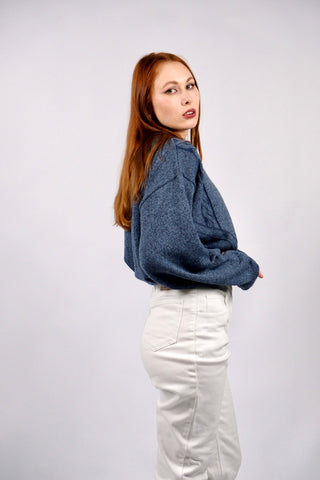 Blau melierter 90s Pullover mit Wollanteil, lockerer Schnitt mit Rundhalskragen und geometrischem Muster – unisex tragbar: Herrengröße S/M, für Damen empfehlen wir den Pullover einer M bis L je nach gewünschter Passform (bitte Maße beachten)