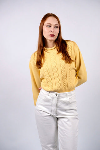 hellgelber 80s Pullover aus Wollmischung mit Rollsaumkragen und schönem Zopfstrickmuster – wir empfehlen den Pullover einer heutigen S