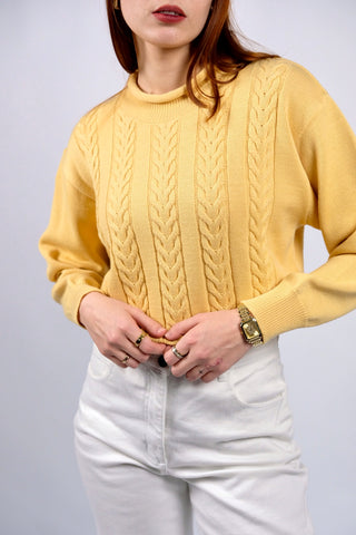 hellgelber 80s Pullover aus Wollmischung mit Rollsaumkragen und schönem Zopfstrickmuster – wir empfehlen den Pullover einer heutigen S