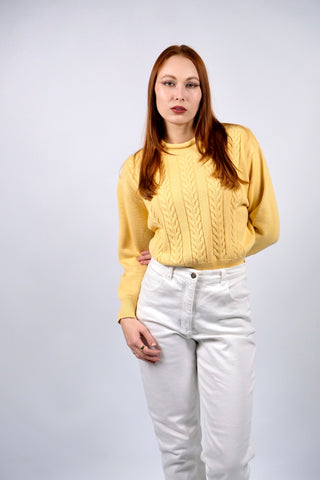 hellgelber 80s Pullover aus Wollmischung mit Rollsaumkragen und schönem Zopfstrickmuster – wir empfehlen den Pullover einer heutigen S