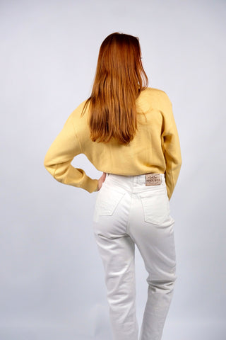 hellgelber 80s Pullover aus Wollmischung mit Rollsaumkragen und schönem Zopfstrickmuster – wir empfehlen den Pullover einer heutigen S