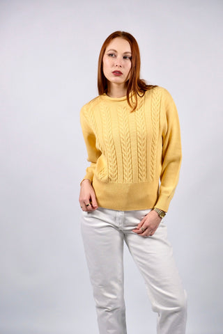 hellgelber 80s Pullover aus Wollmischung mit Rollsaumkragen und schönem Zopfstrickmuster – wir empfehlen den Pullover einer heutigen S