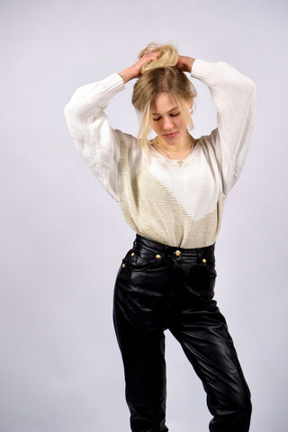 Weißer 90s Baumwollpullover mit schönem Zickzack-Strickmuster in einem tollen Grüngold/Beige – Größe M, kann aber auch lockerer von kleineren Größen getragen werden (bitte Maße beachten)