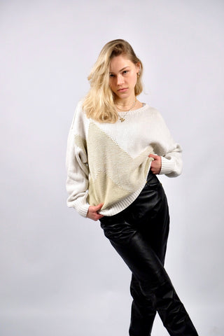 Weißer 90s Baumwollpullover mit schönem Zickzack-Strickmuster in einem tollen Grüngold/Beige – Größe M, kann aber auch lockerer von kleineren Größen getragen werden (bitte Maße beachten)