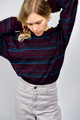 80s/90s Pullover in einem tollen Aubergine mit Rundhalskragen sowie Boho-/Streifenmuster in Schwarzbraun und Türkis, tragbar von einer XS bis S