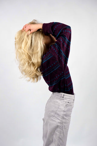 80s/90s Pullover in einem tollen Aubergine mit Rundhalskragen sowie Boho-/Streifenmuster in Schwarzbraun und Türkis, tragbar von einer XS bis S