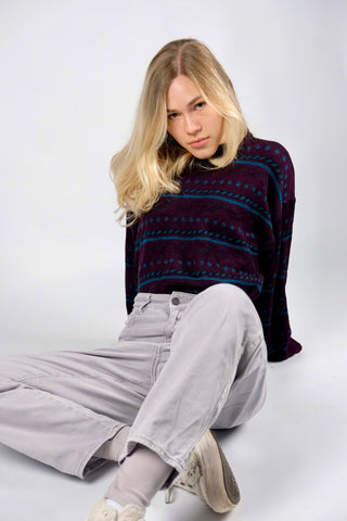 80s/90s Pullover in einem tollen Aubergine mit Rundhalskragen sowie Boho-/Streifenmuster in Schwarzbraun und Türkis, tragbar von einer XS bis S