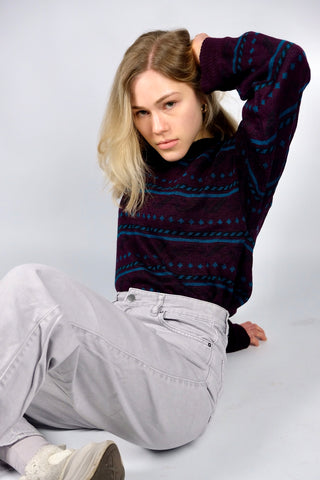 80s/90s Pullover in einem tollen Aubergine mit Rundhalskragen sowie Boho-/Streifenmuster in Schwarzbraun und Türkis, tragbar von einer XS bis S