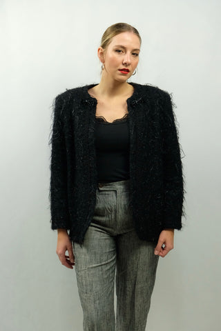 Schwarzer 80s Cardigan/Blazer in offenem Schnitt mit Schulterpolstern, aus „furry“ Wolle(-Mix) – vermutlich Mohair – mit dezenten Glitzerfäden, Stickereien und süßen Zierschleifen am Kragen, zu empfehlen für eine L bis XL je nach gewünschter Passform und ein absolutes Highlight