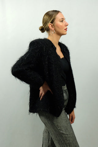 Schwarzer 80s Cardigan/Blazer in offenem Schnitt mit Schulterpolstern, aus „furry“ Wolle(-Mix) – vermutlich Mohair – mit dezenten Glitzerfäden, Stickereien und süßen Zierschleifen am Kragen, zu empfehlen für eine L bis XL je nach gewünschter Passform und ein absolutes Highlight