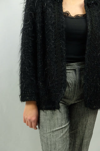 Schwarzer 80s Cardigan/Blazer in offenem Schnitt mit Schulterpolstern, aus „furry“ Wolle(-Mix) – vermutlich Mohair – mit dezenten Glitzerfäden, Stickereien und süßen Zierschleifen am Kragen, zu empfehlen für eine L bis XL je nach gewünschter Passform und ein absolutes Highlight